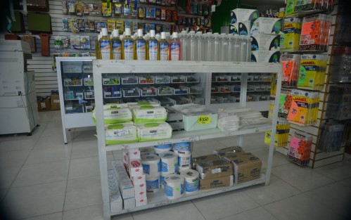 Papelerías del centro de la ciudad de Xalapa se declaran listas para la venta de útiles escolares e insumos para las medidas sanitarias contra Covid-19, que están siendo incluidas en las listas de útiles de los pequeños que acudan a clases presenciales.