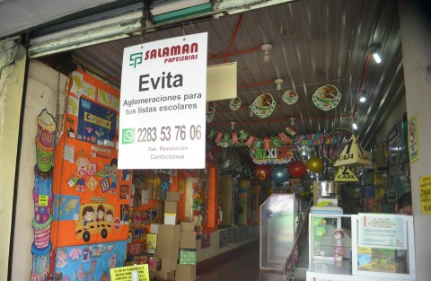 Desde el año pasado, algunas papelerías surten pedidos a domicilio vía whatsapp, como una forma de evitar aglomeraciones y captar más clientes. 