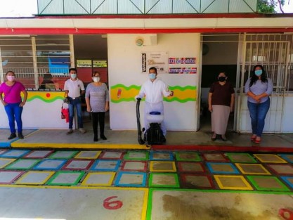 El H. Ayuntamiento de Teocelo que preside el alcalde Mario Antonio Chama Díaz, a través de la Titular de Educación Municipal, Mtra. Norma Angélica Castillo Pale, de la Secretaria del Ayuntamiento Trinidad Martínez Larios, con el apoyo de Protección Civil Municipal, inician las acción es de desinfección de espacios educativos en nuestro municipio. 