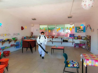 De manera conjunta con la Coordinación Ejecutiva del Consejo Estatal de Participación Social en Educación (CECONEPASE), con el Consejo Municipal de Participación Escolar (CMPE), docentes, educadoras, padres de familia y Ayuntamiento, se desinfectaron aulas y explanadas de las escuelas Enrique C. Rébsamen, Jaime Nunó, Genoveva Cortes, Lic. Benito Juárez y Arq. Armando Bravo