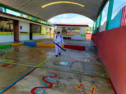En próximos días las jornadas de desinfección se extenderán a más escuelas de cabecera municipal y comunidades.