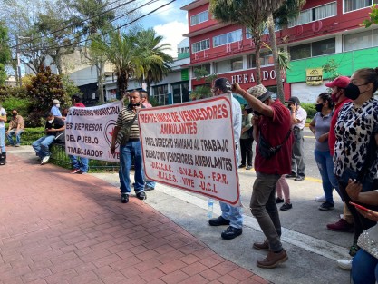 Comerciantes informales del  Frente Popular Revolucionario (FPR) se manifestaron nuevamente afuera de la Unidad de Procuración de Justicia, en Xalapa, en donde han presentado denuncias contra funcionarios municipales por abuso de autoridad y robo de mercancía. 