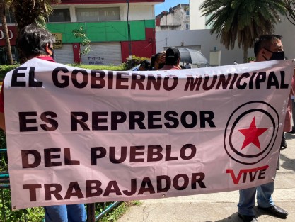 Comerciantes informales del Frente Popular Revolucionario (FPR) se manifestaron nuevamente afuera de la Unidad de Procuración de Justicia, en Xalapa, en donde han presentado denuncias contra funcionarios municipales por abuso de autoridad y robo de mercancía. 