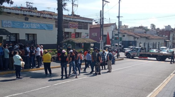Comerciantes del centro de Xalapa se reunieron en la calle Xalapeños Ilustres para manifestarse y marchar en contra del cierre de vialidades por contingencia sanitaria, pues aseguran el mismo afecta sus comercios y los tiene al borde de la quiebra. 