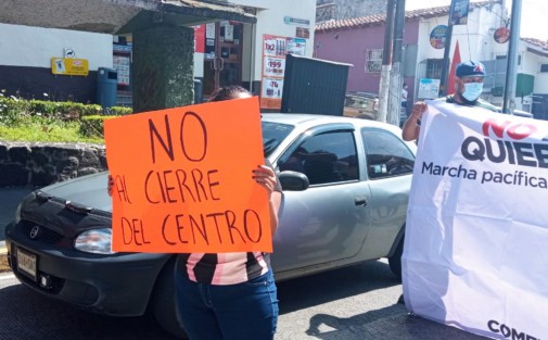 Comerciantes del centro de Xalapa se reunieron en la calle Xalapeños Ilustres para manifestarse y marchar en contra del cierre de vialidades por contingencia sanitaria, pues aseguran el mismo afecta sus comercios y los tiene al borde de la quiebra. 