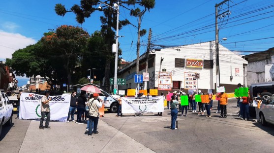 Irónicamente en protesta por el cierre de calles, los comerciantes cerraron un acceso más, el de la calle Arteaga. 