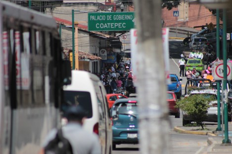 Más tarde, los comerciantes abrieron el paso hacia el centro, mientras los agentes de tránsito solo se replegaron.