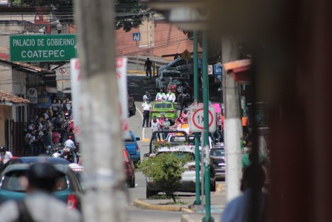 Más tarde, los comerciantes abrieron el paso hacia el centro, mientras los agentes de tránsito solo se replegaron.