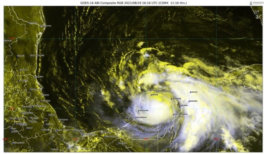El centro del huracán  Grace categoría 1 se localizó a la 7:00 horas de hoy en tierra a 70 km al Sur-Sureste de Valladolid, Yuc.. De acuerdo con el pronóstico oficial ingresará al suroeste del Golfo de México esta noche con categoría de tormenta tropical, para probablemente dirigirse a un punto entre el norte y centro de Veracruz, donde ingresaría la noche del viernes 20.  