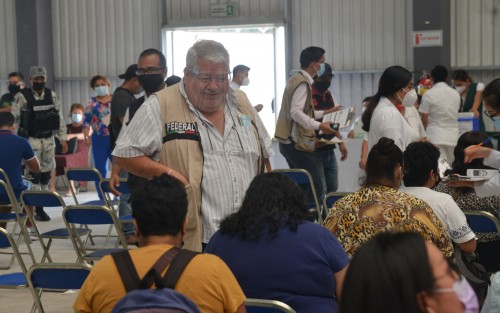 El delegado de Bienestar, Manuel Huerta, recorrió el Omega, donde continúa la vacunación contra el COVID.