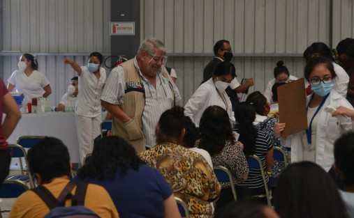 El delegado de Bienestar, Manuel Huerta, recorrió el Omega, donde continúa la vacunación contra el COVID.