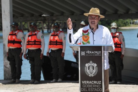 El Gobernador enfatizó que Veracruz ha dado un giro a la estrategia de seguridad, basada en cuatro ejes: atención al campo, apoyo a los jóvenes, dignificación de las condiciones salariales de los elementos y la coordinación con la Federación. 