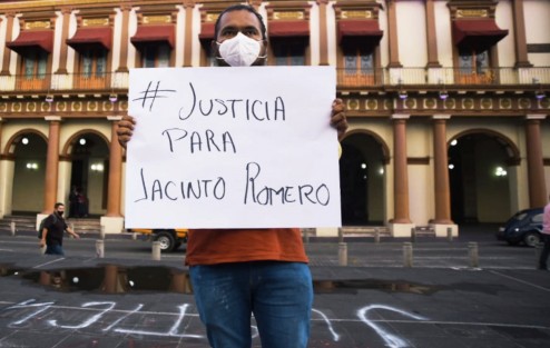 Periodistas de la zona centro del estado llegaron a Xalapa para protestar frente a palacio de gobierno por el asesinato del reportero radiofónico Jacinto Romero Flores, en el municipio de Ixtaczoquitlán. Exigen un alto a la impunidad y que se investigue a fondo. 