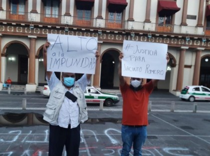 Periodistas de la zona centro del estado llegaron a Xalapa para protestar frente a palacio de gobierno por el asesinato del reportero radiofónico Jacinto Romero Flores, en el municipio de Ixtaczoquitlán. Exigen un alto a la impunidad y que se investigue a fondo. 