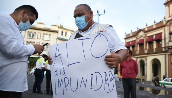 Periodistas de la zona centro del estado llegaron a Xalapa para protestar frente a palacio de gobierno por el asesinato del reportero radiofónico Jacinto Romero Flores, en el municipio de Ixtaczoquitlán. Exigen un alto a la impunidad y que se investigue a fondo. 