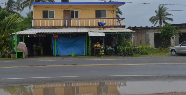 Habitantes las distintas localidades de Costa Esmeralda se preparan para llegada del Huracán Grace que se prevé entre aproximadamente a las 7 de la noche a costas de Veracruz. 