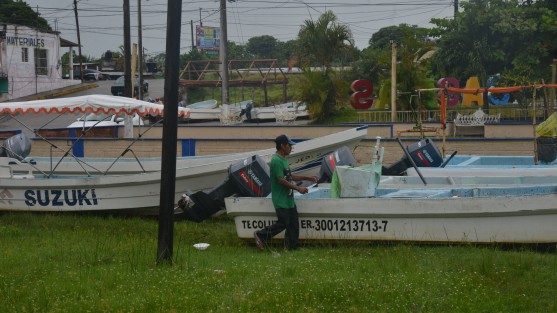 Habitantes las distintas localidades de Costa Esmeralda se preparan para llegada del Huracán Grace que se prevé entre aproximadamente a las 7 de la noche a costas de Veracruz. 