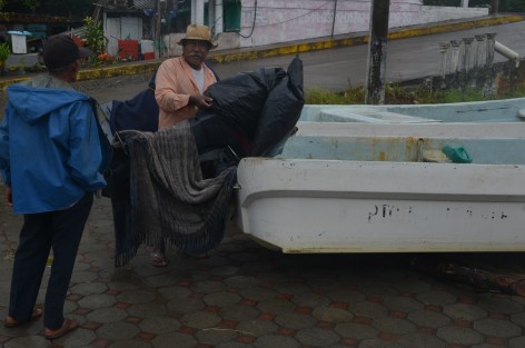 Habitantes las distintas localidades de Costa Esmeralda se preparan para llegada del Huracán Grace que se prevé entre aproximadamente a las 7 de la noche a costas de Veracruz. 
