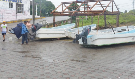 Lancheros de Casitas optaron por sacar sus embarcaciones ante la llegada del huracán Grace.