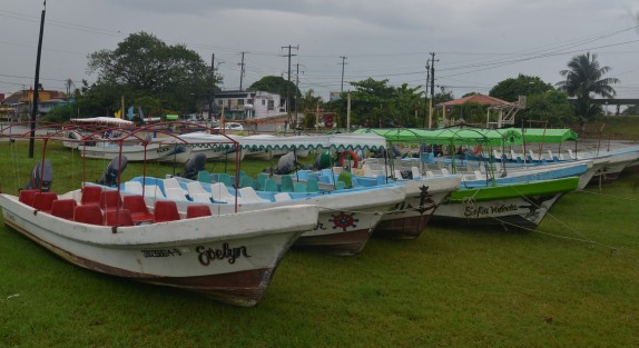 Lancheros de Casitas optaron por sacar sus embarcaciones ante la llegada del huracán Grace.