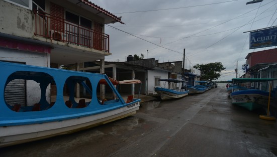 La tarde de este viernes, habitantes de Tecolutla se declaraban listos para recibir el huracán Grace, esto a pesar que por las calles no se observan militares, elementos de SSP  o de protección civil.