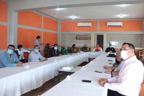  El gobernador del Estado Cuitláhuac García Jiménez dirigió este viernes una importante reunión en el municipio de Tlapacoyan para atender temas de Protección Civil con alcaldes de la región, a fin de determinar medidas de acción y prevención ante la llegada a suelo veracruzano del huracán Grace.

