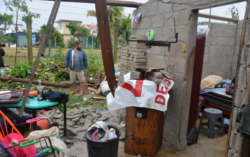 Son cientos de familias en la región de Tecolutla y Gutiérrez Zamora, las que permanecen sin energía eléctrica y agua potable, y se encuentran en espera de que las autoridades locales y estatales les presten ayuda.  