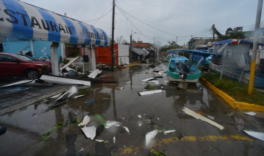 Con vientos superiores a 160 kilómetros entró el huracán Grace al municipio de Tecolutla, dejando a su paso muchas familias sin techo ni negocios, ya que este municipio que vive del turismo.  