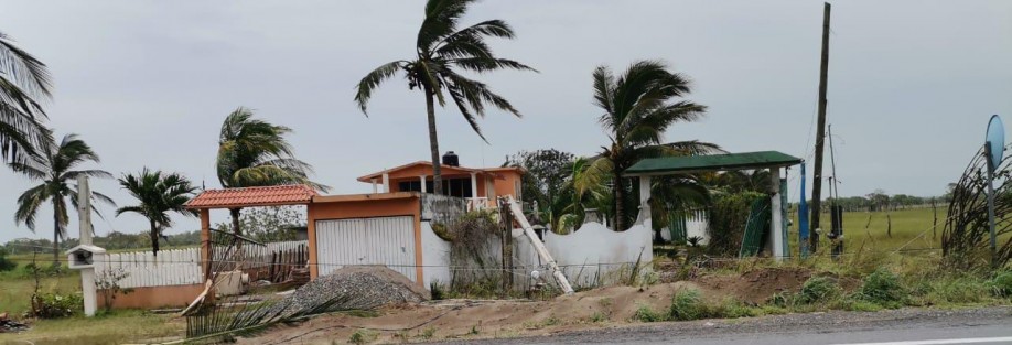 Postes y viviendas de la comunidad de la Guadalupe, Tecolutla, resultaron afectadas; son varias horas que los habitantes han quedado sin servicio de energía eléctrica.