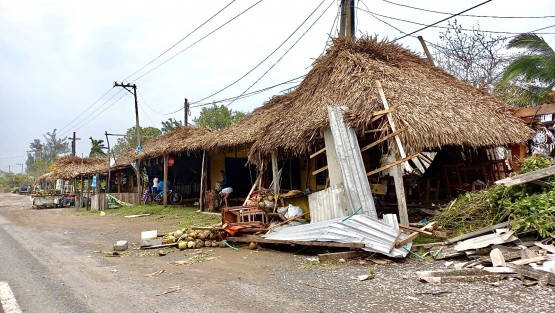 Así luce la comunidad Ricardo Flores Magón del municipio de Tecolutla, afectaciones en viviendas y comercios a orilla de la carretera.
