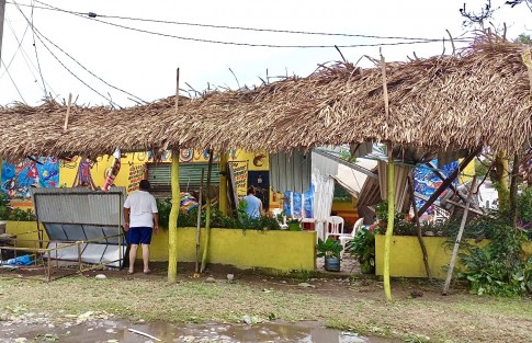 Así luce la comunidad Ricardo Flores Magón del municipio de Tecolutla, afectaciones en viviendas y comercios a orilla de la carretera.