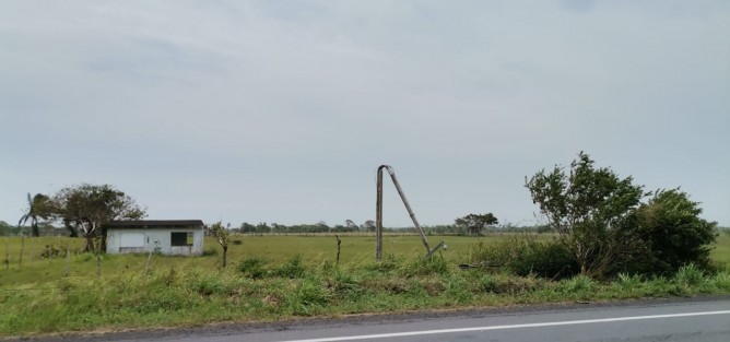 Así luce la comunidad Ricardo Flores Magón del municipio de Tecolutla, afectaciones en viviendas y comercios a orilla de la carretera.
