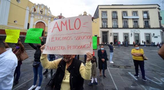 Vecinos de la colonia 21 de Marzo de la ciudad de Xalapa se manifestaron en plaza Lerdo para pedir a las autoridades municipales cumplan con las obras  pavimentación  y drenaje antes de que ocurra otra desgracia como la de colonia Loma Bonita.
