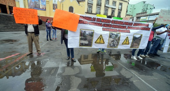 Vecinos de la colonia 21 de Marzo de la ciudad de Xalapa se manifestaron en plaza Lerdo para pedir a las autoridades municipales cumplan con las obras  pavimentación  y drenaje antes de que ocurra otra desgracia como la de colonia Loma Bonita.