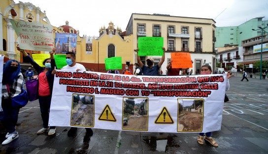 Vecinos de la colonia 21 de Marzo de la ciudad de Xalapa se manifestaron en plaza Lerdo para pedir a las autoridades municipales cumplan con las obras  pavimentación  y drenaje antes de que ocurra otra desgracia como la de colonia Loma Bonita.