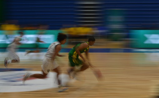 En el duelo más cerrado, pero también el de menor puntaje, de la jornada 1 del Campeonato FIBA Sub-16 de las Américas, el seleccionado de Brasil, llegando de atrás, derrotó a la selección anfitriona, México, por marcador de 69 a 59. 