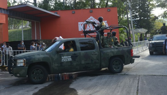 Con un dispositivo de seguridad discreto y con algunas protestas y peticiones, en punto de la 7 de la noche llegó el presidente Andrés Manuel López Obrador a el Museo Kaná de la ciudad de Xalapa, donde se realizaría una reunión privada con autoridades estatales.