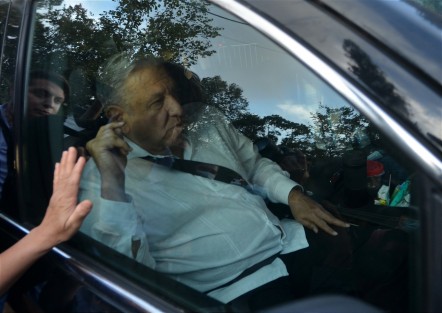 Con un dispositivo de seguridad discreto y con algunas protestas y peticiones, en punto de la 7 de la noche llegó el presidente Andrés Manuel López Obrador a el Museo Kaná de la ciudad de Xalapa, donde se realizaría una reunión privada con autoridades estatales.