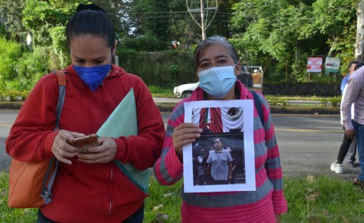 Con un dispositivo de seguridad discreto y con algunas protestas y peticiones, en punto de la 7 de la noche llegó el presidente Andrés Manuel López Obrador a el Museo Kaná de la ciudad de Xalapa, donde se realizaría una reunión privada con autoridades estatales.