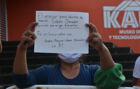 Con un dispositivo de seguridad discreto y con algunas protestas y peticiones, en punto de la 7 de la noche llegó el presidente Andrés Manuel López Obrador a el Museo Kaná de la ciudad de Xalapa, donde se realizaría una reunión privada con autoridades estatales.