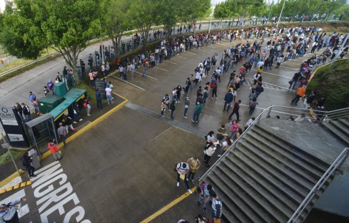 Miles de jóvenes de 18 a 29 años asisten a vacunarse contra la Covid-19 en la ciudad de Xalapa; en total serán ciento once mil dosis las que se aplican para  esta generaciones.
