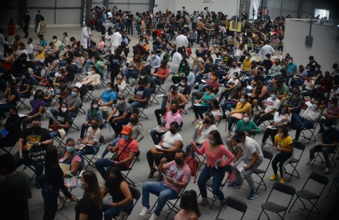 Miles de jóvenes de 18 a 29 años asisten a vacunarse contra la Covid-19 en la ciudad de Xalapa; en total serán ciento once mil dosis las que se aplican para  esta generaciones.