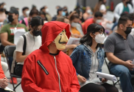 Miles de jóvenes de 18 a 29 años asisten a vacunarse contra la Covid-19 en la ciudad de Xalapa; en total serán ciento once mil dosis las que se aplican para esta generaciones.