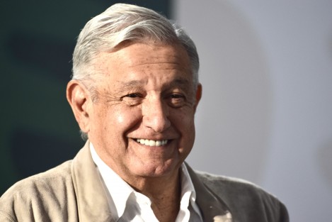López Obrador pidió a la gente <em>que no tomen las carreteras y que tengan confianza, que somos gentes de palabra y que vamos a ayudarles a todos como lo merecen</em>.