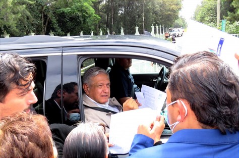 A diferencia del día de ayer, el Presidente de la República, Andrés Manuel López Obrador, hoy se  detuvo a escuchar a los pocos manifestantes que acudieron al Cuartel del  Batallón 26, donde dio la mañanera de este día.