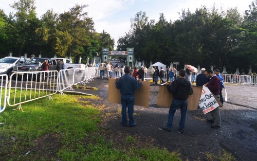A diferencia del día de ayer, el Presidente de la República, Andrés Manuel López Obrador, hoy se  detuvo a escuchar a los pocos manifestantes que acudieron al Cuartel del  Batallón 26, donde dio la mañanera de este día.