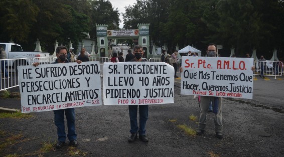 A diferencia del día de ayer, el Presidente de la República, Andrés Manuel López Obrador, hoy se  detuvo a escuchar a los pocos manifestantes que acudieron al Cuartel del  Batallón 26, donde dio la mañanera de este día.
