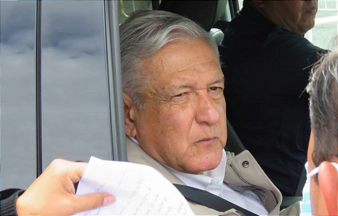 A diferencia del día de ayer, el Presidente de la República, Andrés Manuel López Obrador, hoy se detuvo a escuchar a los pocos manifestantes que acudieron al Cuartel del Batallón 26, donde dio la mañanera de este día.