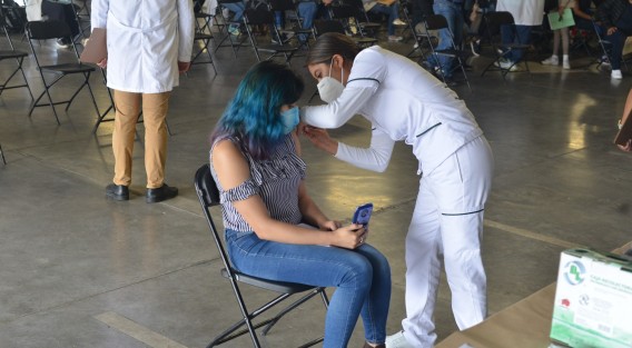 A diferencia de los módulos de vacunación donde los jóvenes están pudiendo guardar imágenes como recuerdo de su experiencia, en el módulo de la Universidad Anáhuac no les es permitido bajo el argumento de tratarse de instalaciones privadas. Sin embargo lo más lamentable son los señalamientos de mal trato por el personal, a diferencia de lo que se ha observado en la inmunización de otros sectores. 