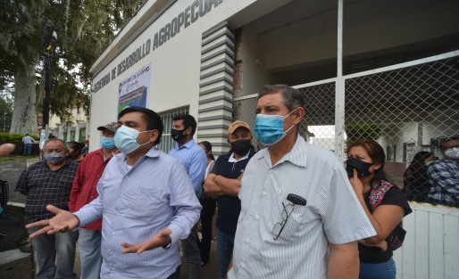 Un grupo de productores agrícolas de San Rafael, Martínez de la Torre, Papantla, Tlapacoyan, Nautla y Gutiérrez Zamora, se manifestaron en las oficinas de la SEDARPA en Xalapa, ante la desinformación sobre los apoyos que se otorgarán a afectados por el huracán Grace. Dicen que no han sido censados.  